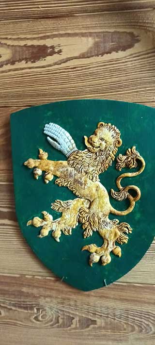 création d'un blason en plâtre support bois